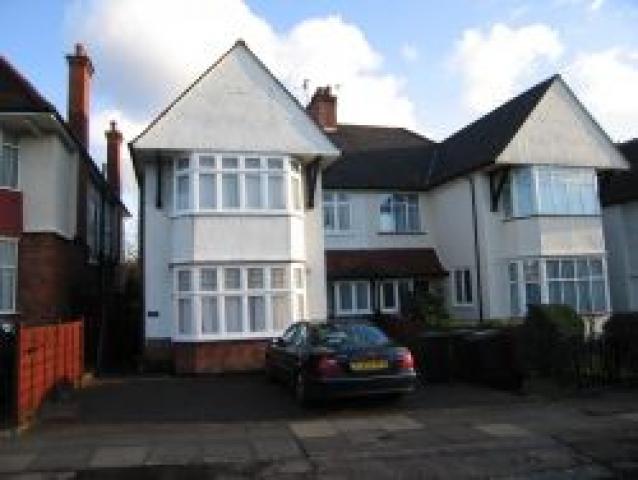 			VIEWINGS ARE HIGHLY RECOMMENDED!, 3 Bedroom, 1 bath, 1 reception Flat			 Leeside Crescent, GOLDERS GREEN NW11